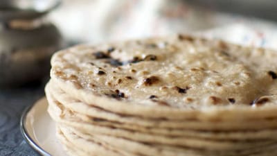 Basi Roti Health Benefits : રોટલી આપણા આહારનો સૌથી મહત્વપૂર્ણ ભાગ છે. સામાન્ય રીતે ઘઉંના લોટમાંથી બનેલી રોટલી પસંદ કરવામાં આવે છે. પરંતુ ઘઉંની સાથે મકાઈ, જુવાર અને બાજરીમાંથી બનેલી રોટલી પણ પસંદ કરવામાં આવે છે. સામાન્ય રીતે લોકો નાસ્તામાં કે લંચમાં રોટલી ખાવાનું પસંદ કરે છે. ઘણી વખત રાત્રે બનાવેલી રોટલી બચી જાય છે, જે મોટાભાગે પ્રાણીઓને ખવડાવવામાં આવે છે.
