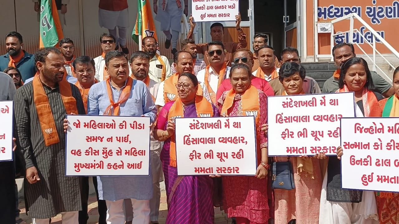 ભરૂચ જિલ્લા ભાજપે જો એક મહિલા  CM મમતા દીદીના શાસનમાં મહિલાઓ સુરક્ષિત ન હોય તો તેઓ પદને હકદાર નહિ હોવાનો સુર વ્યક્ત કર્યો. સાથે જ એક મહિલા મુખ્યમંત્રી તરીકે મહિલાઓને રક્ષણ આપવામાં તેઓ નિષ્ફળ રહ્યા હોય ખુરશી છોડી દે ની આક્રોશ સાથે ભરૂચ જિલ્લા ભાજપે માંગ કરી સુત્રોચ્ચારો પણ કર્યા હતા.