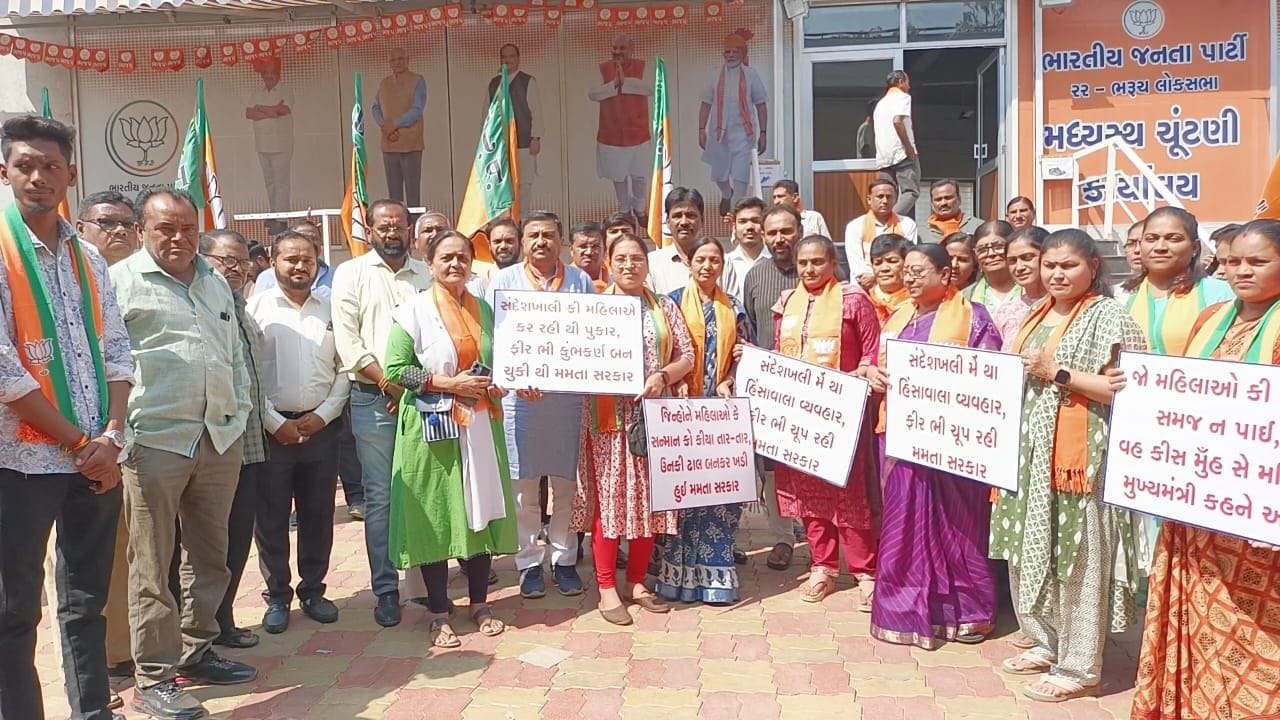 પશ્ચિમ બંગાળના સંદેશ ખાલીના TMC નેતા શાહજહાં શેખના મહિલાઓ પર અત્યાચાર અને યૌન ઉત્પીડન કેસને લઈ ભારેલા અગ્નિ જેવી સ્થિતિ છે. મમતા બેનર્જીની સરકારના આ નેતાના અમાનુષી અત્યાચાર સામે મહિલાઓ પોલીસ સ્ટેશન અને રસ્તાઓ પર ઉતરી દેખાવો કરી રહી છે.