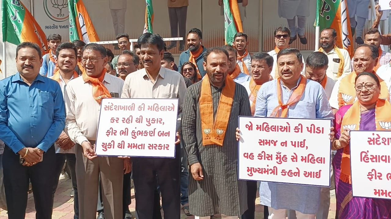 TMC નેતા શાહજહાં શેખનું અનાજ કૌભાંડ બહાર આવ્યા બાદ ED ની કાર્યવાહી છતાં મમતા બેનર્જીની સરકાર તેમના નેતાને છાવરી ધરપકડ કરી ન હતી. મહિલાઓ અમાનુષી અત્યાચાર અને આ નેતાના શોષણને લઈ પોલીસ મથક અને રસ્તાઓ પર ઉતરી આવ્યા બાદ આ નેતાની ધરપકડ કરાઈ હતી. તેમ છતાં મમતા દીદી તેના નેતાને છાવરી રહી હોવાનો ભાજપે આક્ષેપ કર્યો છે.