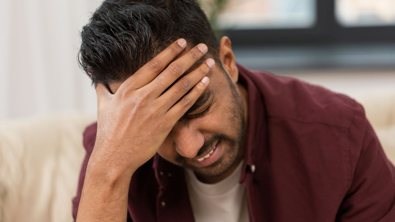 જો તમે તમારા મગજને સુધારવા માંગતા હોવ તો દારૂ અને ધૂમ્રપાન ન કરો. મદ્યપાન અને ધૂમ્રપાન વિટામિન B12 ના શોષણમાં અવરોધે છે, જે મગજને નબળું પાડી શકે છે. આ સમાચાર સામાન્ય માહિતી પર આધારિત છે. કોઈપણ પ્રકારની વિશેષ માહિતી માટે, નિષ્ણાત પાસેથી યોગ્ય સલાહ લો.