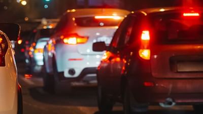 આજકાલ ઓટોમોબાઈલ ઉદ્યોગે વિશ્વમાં ઘણી પ્રગતિ કરી છે. આ જ કારણ છે કે ઘણા નવા ફીચર્સ અને અપડેટેડ વર્ઝન સાથે વાહનો લોન્ચ કરવામાં આવી રહ્યા છે. પરંતુ તમે બધાએ એક વાત નોંધી હશે કે કોઈપણ કાર હોય. તે નાની ગાડી હોય કે મોટી ગાડી તેની પાછળની લાઇટનો રંગ હંમેશા લાલ હોય છે. પરંતુ શું તમે જાણો છો કે કારની પાછળની લાઇટનો રંગ માત્ર લાલ જ કેમ હોય છે? તે અન્ય કોઈ રંગનો કેમ નથી? આજે અમે તમને તેની પાછળનું કારણ જણાવીશું.