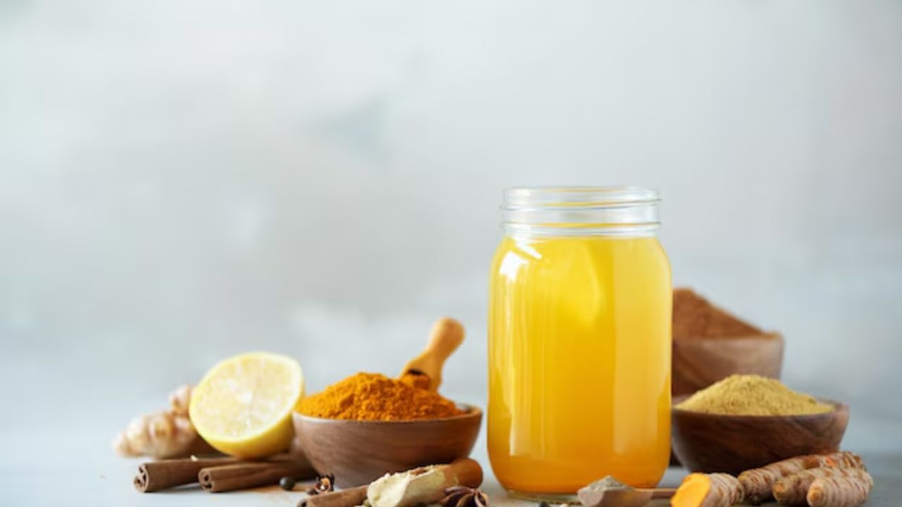 Drinking turmeric water can make the skin glow.  To prepare this water take 2 to 3 cups of water and add chopped raw turmeric in it.  Now add 2 to 3 teaspoons of lemon juice to this water and add some honey as per taste. By consuming this water the skin starts glowing.