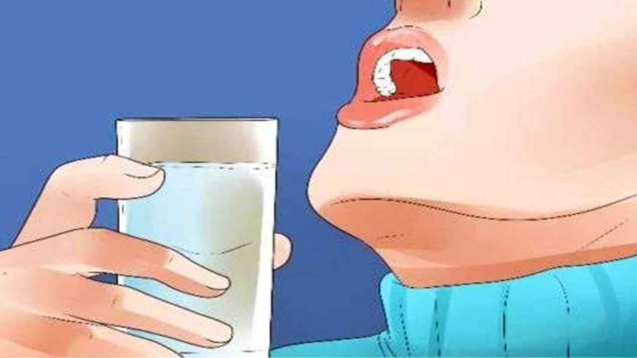 ગાર્ગલ કરો: કફ થવા પર મીઠુ પાણીમાં નાખીને કોગળા કરવાથી તે અસરદાર સાબિત થઇ શકે છે. હૂંફાળા પાણીમાં મીઠું નાખેલા પાણીથી કોગળા કરો. તેનાથી ગળાનો દુખાવા દૂર કરી શકાય છે સાથે જ તે કફને દૂર કરવામાં પણ મદદ કરે છે.