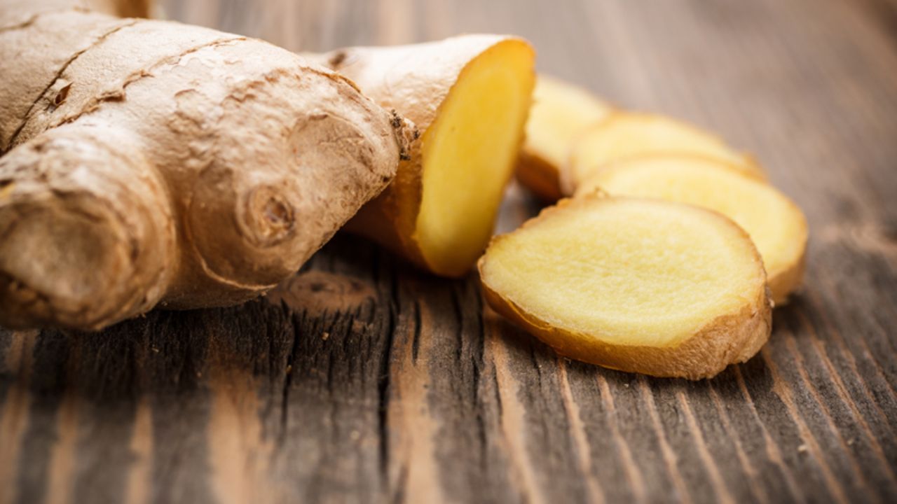 આદુ: આદુ માં એન્ટી-ઇન્ફલેમેટરી ગુણો હોય છે. જે નાકના પેસેજ ને ક્લિયર કરે છે. તેમાં રહેલા તત્વ શરીરને બેક્ટેરિયા અને વાયરસ સામે લડવામાં મદદ કરે છે. આદુને વાટીને તેમાં લીંબુના રસમાં ભેળવીને તેનું સેવન કરો. આ ઉપરાંત તમે આદુવાળી ચા પણ પી શકો છો.