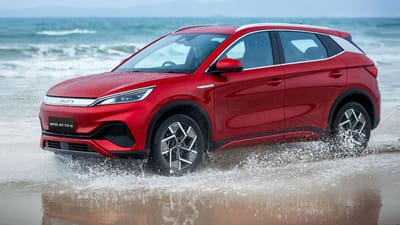 1. BYD Atto 3 : BYD Atto 3 એક શાનદાર ઇલેક્ટ્રિક કાર છે, જે કંપની માટે ખૂબ જ મહત્વપૂર્ણ છે. એકવાર સંપૂર્ણ ચાર્જ થયા પછી તે 521 કિલોમીટરની રેન્જ આપે છે. તો આ કાર 7.3 સેકન્ડમાં 0 થી 100 કિમી પ્રતિ કલાકની ઝડપ પકડી લે છે. તેની એક્સ-શોરૂમ કિંમત 33.99 લાખ રૂપિયા છે.