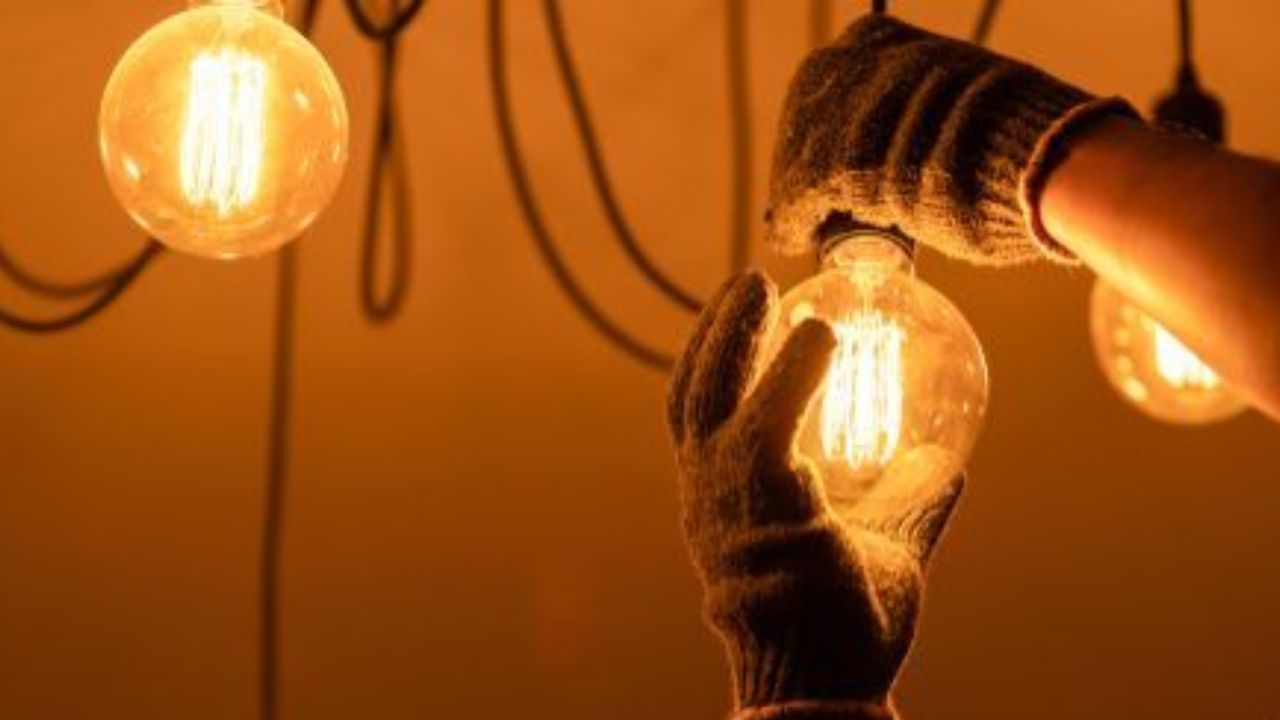 જે તે રાજ્યની વીજ વિતરણ કંપનીની વેબસાઇટ પરથી તમે વીજ જોડાણ માટે અરજી કરી શકો છો. તમે નજીકના પાવર હાઉસમાં પણ જઈને અરજી કરી શકો છો.