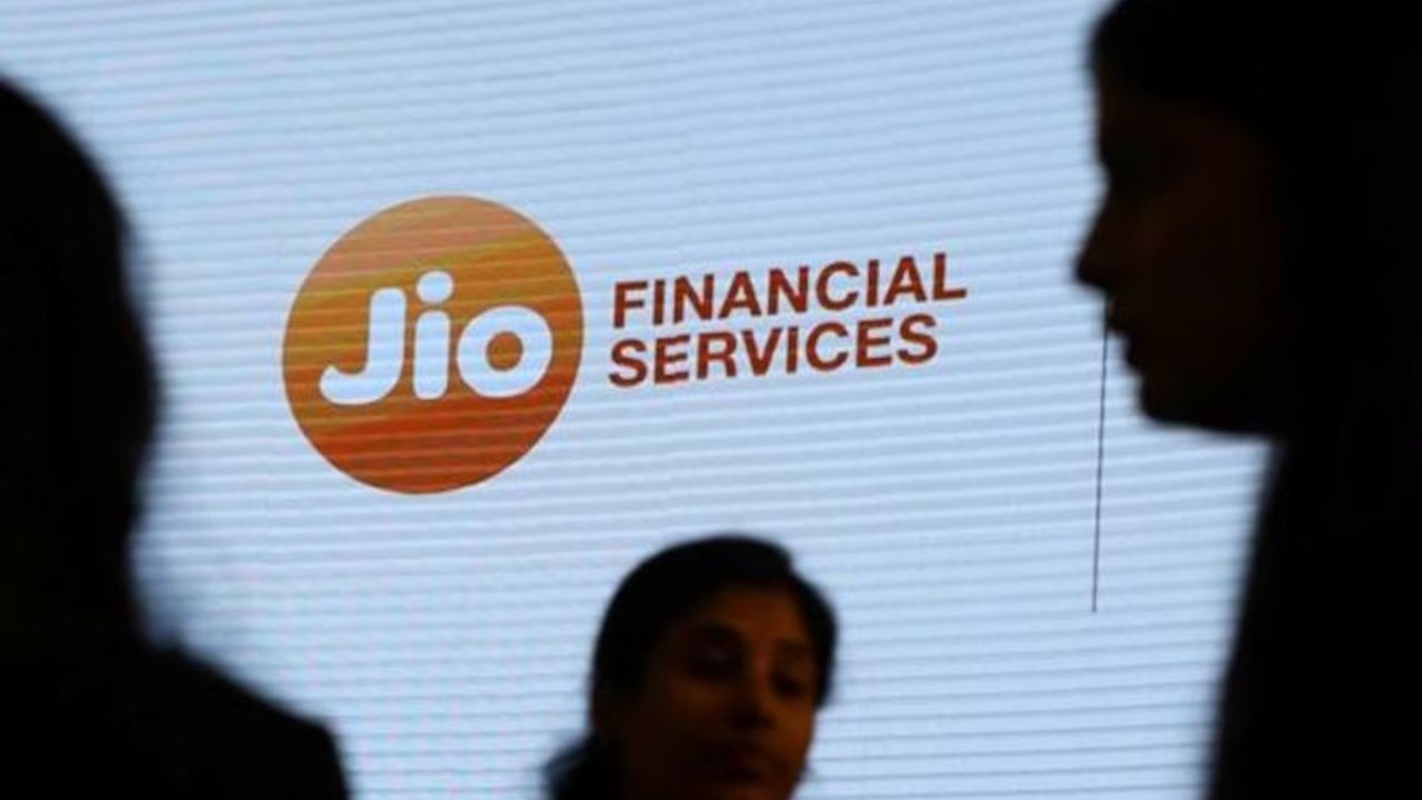 મુકેશ અંબાણીએ તેમની નાણાકીય સેવાઓ Jio Financial Services (JFS) ને ડીમર્જ કરી અને તેને સ્ટોક એક્સચેન્જમાં લિસ્ટ કર્યું. જેએફએસ હવે મ્યુચ્યુઅલ ફંડ સેગમેન્ટમાં પ્રવેશવાની યોજના ધરાવે છે. આ સાથે, તેમણે તેમના બાળકોને જૂથમાં મહત્વપૂર્ણ ભૂમિકા આપી અને તેમને RIL ના બોર્ડમાં સામેલ કર્યા. આકાશ અંબાણી Jioના ડિજિટલ સેગમેન્ટને સંભાળી રહ્યા છે, ઈશા અંબાણી રિટેલ અને અનંત અંબાણી એનર્જી બિઝનેસ સંભાળી રહ્યા છે.