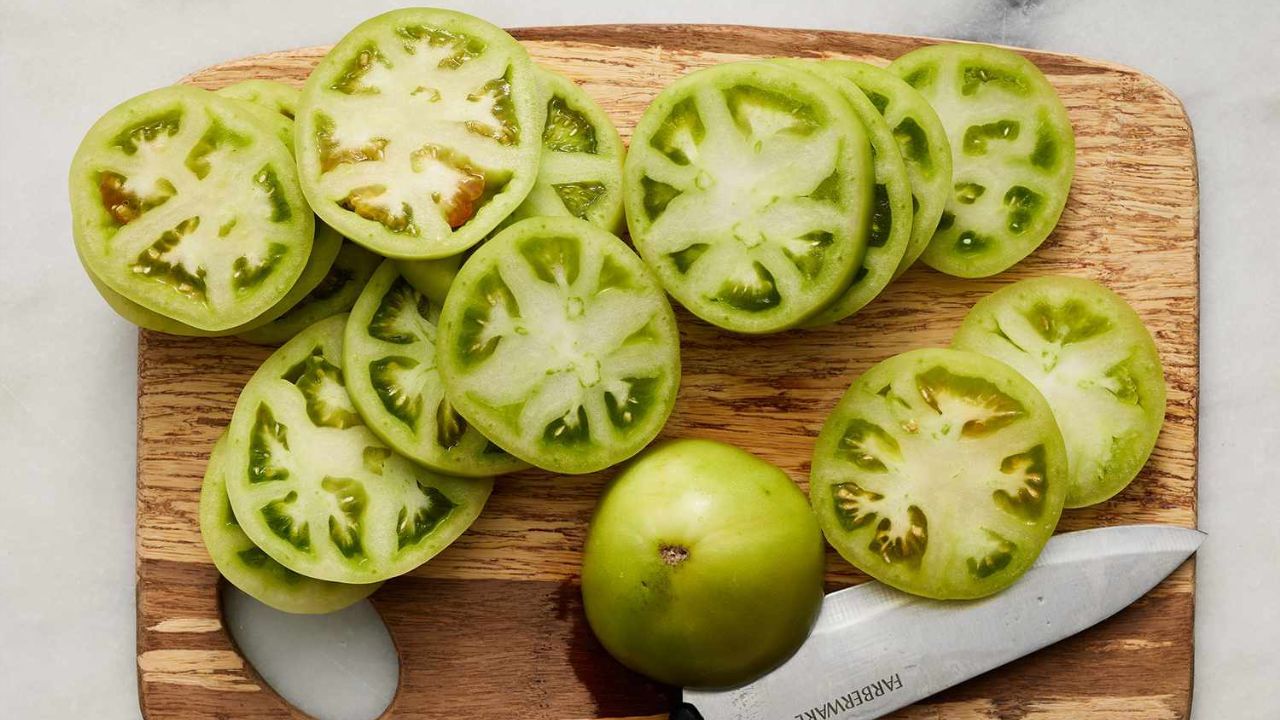 Green tomato is also a form of tomato, which is slightly different in taste than red tomato.  Nutritionally, green tomatoes have no match either.  Green tomatoes contain many nutrients including vitamins, fiber, protein, calcium, iron.  The nutrients found in green tomatoes protect you from many problems.  (Photo Credit-Social Media)