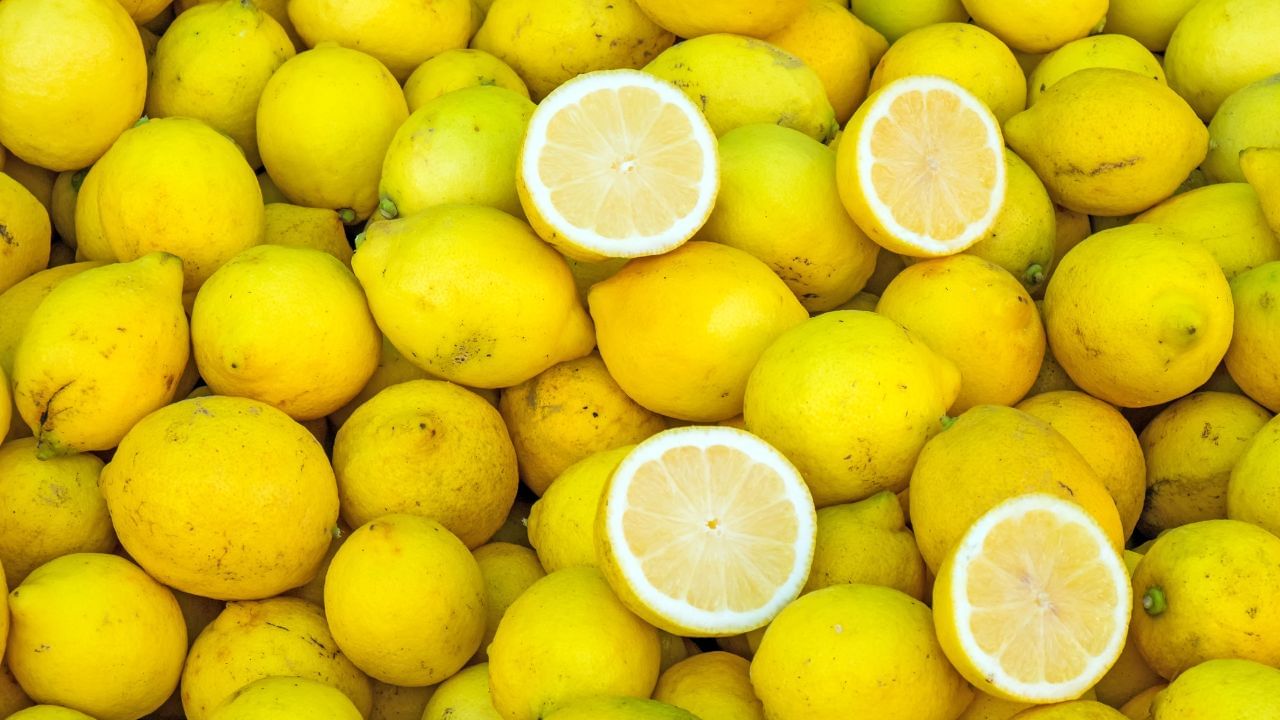 લીંબુ, નારંગી, જેવા ખાટાં ફળો વિટામિન સી અને અન્ય પોષક તત્વોથી ભરપૂર હોય છે. આ, તે પાણીથી પણ સમૃદ્ધ છે અને ઉનાળામાં ખૂબ ફાયદાકારક છે.