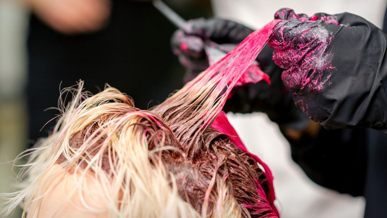 કોઈ સેલિબ્રિટી કે મિત્રના વાળમાં હાઈલાઈટ્સ જોઈને તમારા વાળને રંગીન કરાવવાની ભૂલ ન કરો, જોકે તમારા લુક પ્રમાણે કેટલીક બાબતોનું ધ્યાન રાખો, તો જ તમને ઈચ્છિત પરિણામ મળશે. તો ચાલો જાણીએ કે વાળને હાઈલાઈટ કરતા પહેલા કઈ બાબતો જાણવી જરૂરી છે.