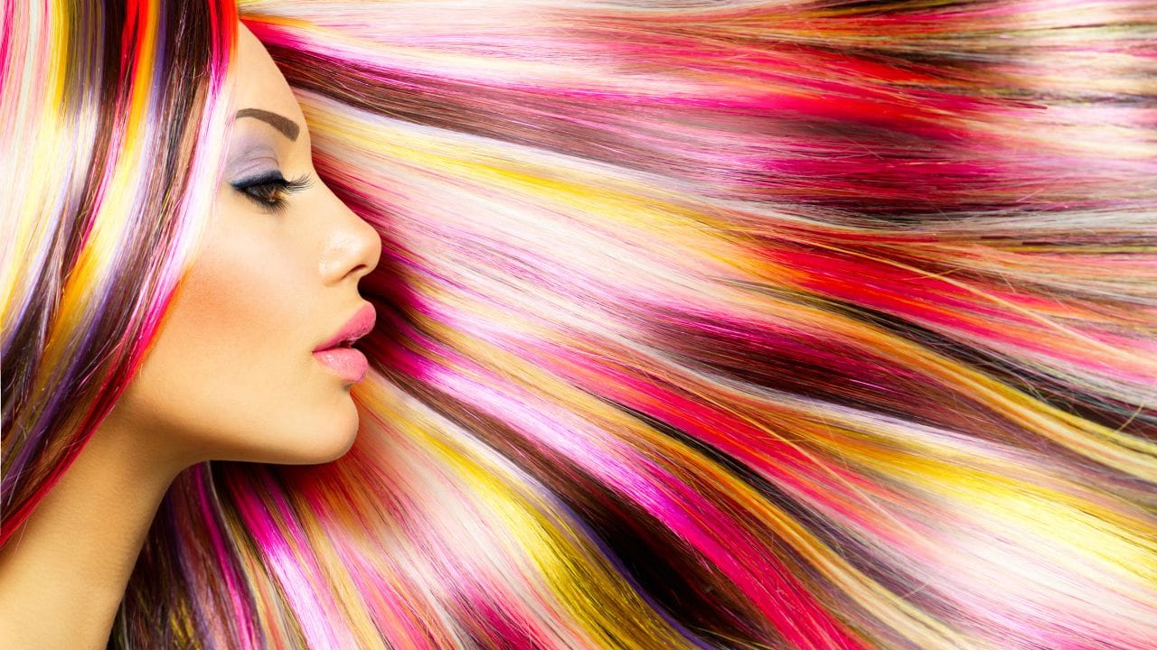 જો તમે તમારા વાળને હાઈલાઈટ કરવા ઈચ્છો છો તો કોઈ સારી જગ્યા પસંદ કરો જેથી તમામ કામ નિષ્ણાતોની દેખરેખ હેઠળ થાય. નહીં તો લુક બગડવાનો ડર રહે છે અને તેનાથી વાળને પણ નુકસાન થઈ શકે છે. એમોનિયા મુક્ત રંગ જ પસંદ કરો, જેથી તમારા વાળને ઓછું નુકસાન થાય. આ માટે, તમે જે રંગ લગાવી રહ્યા છો તેના સંદર્ભ પર લખેલી સૂચનાઓ વાંચો.