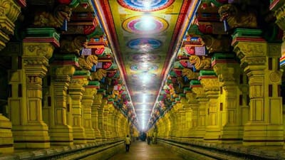 રામેશ્વરમ જવા માટેની ટ્રેન ગુજરાતના ઓખા શહેરથી નીકળે છે. ઓખાથી રામેશ્વરમ ટ્રેન નંબર- 16734 વિકલી ટ્રેન છે. કેમ કે આ ટ્રેન સાઉથમાં જવા માટે અંદાજે 3 દિવસ જેટલો સમય લે છે.