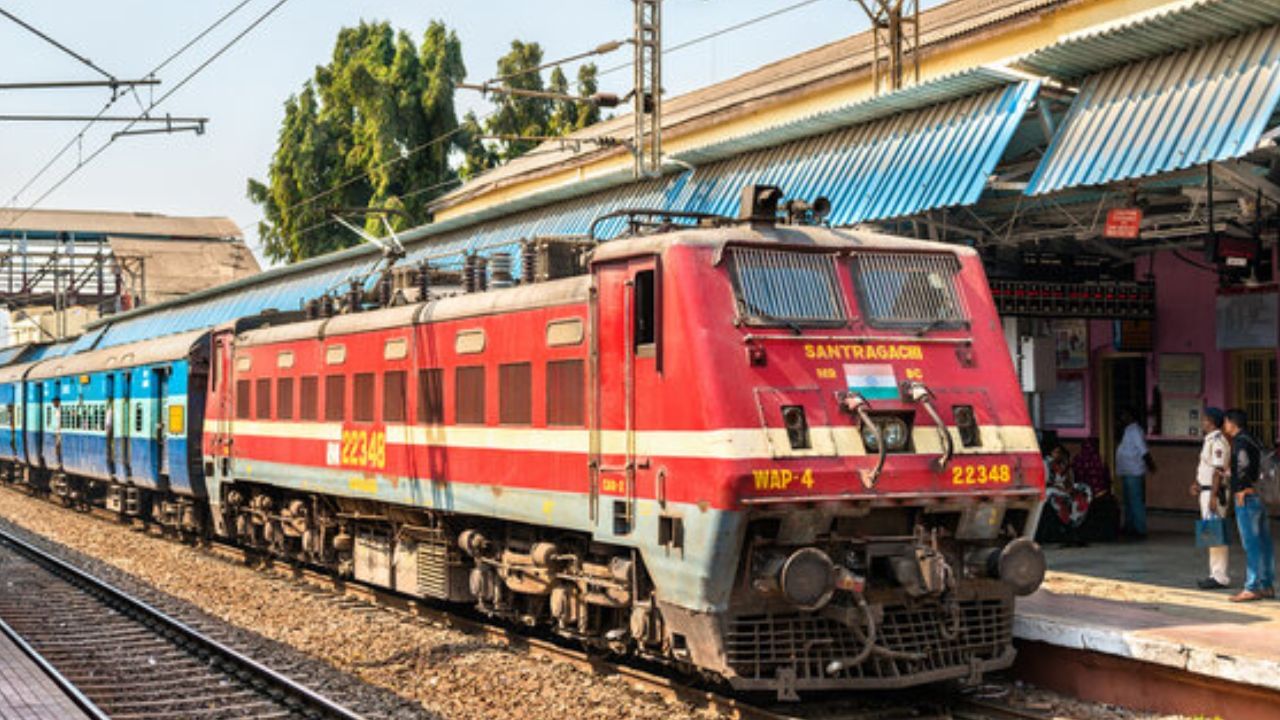 ટ્રેન નંબર-09207 બાન્દ્રા-ભાવનગર સાપ્તાહિક ટ્રેન જે બાન્દ્રા ટર્મિનસથી દરેક શુક્રવારે ચાલે છે તે 28/6/2024 સુધી ચાલશે.
