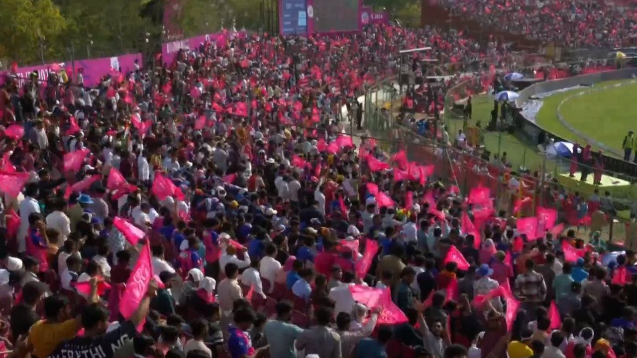 સદભાગ્યે ક્રિકેટરો કોઈપણ ઈજા કે અકસ્માતમાંથી બચી ગયા હતા અને થોડા સમય પછી રમત ફરી શરૂ થઈ હતી. જોકે આ બાદ ફરી રાજસ્થાન વિ લખનૌ મેચ 3.2 ઓવર પછી બીજી વખત રોકી દેવામાં હતી. જેમાં બેલ્સની લાઈટમાં સમસ્યા હોવાની વાત સામે આવી રહી છે. 