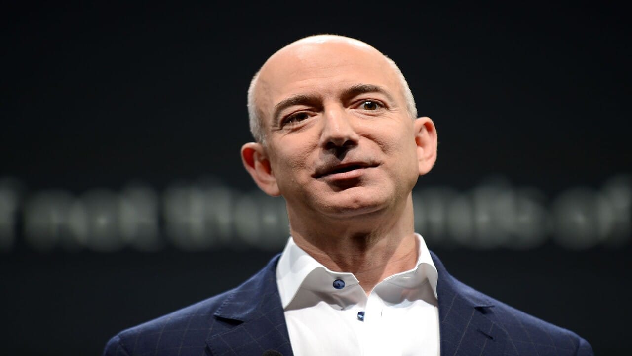 વિશ્વના અમીરોની યાદીમાં ભારે ઉથલપાથલ વચ્ચે જેફ બેઝોસ હવે 196 અબજ ડોલરની સંપત્તિ સાથે બીજા સ્થાને છે. બર્નાર્ડ આર્નોલ્ટ $197 બિલિયન સાથે આ યાદીમાં ટોચ પર છે. તેનો અર્થ એ છે કે હવે કોઈપણ અબજોપતિની સંપત્તિ $200 બિલિયન નથી.