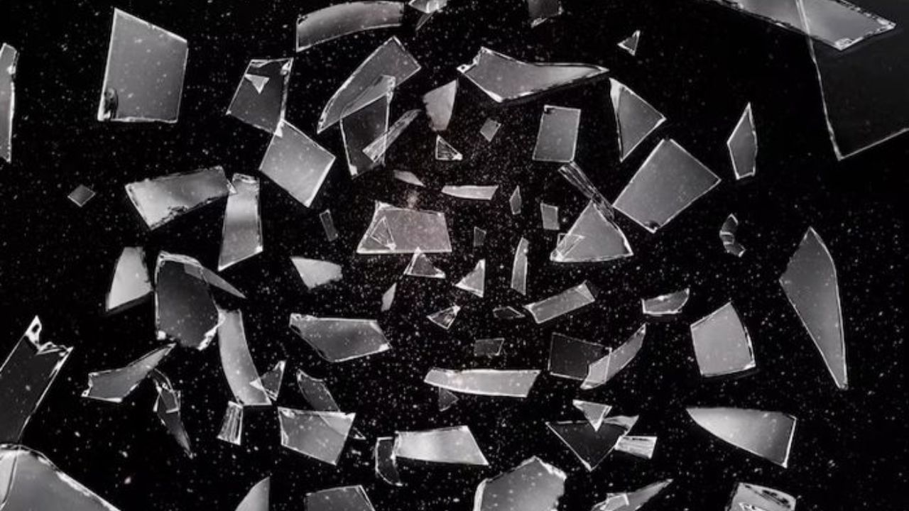 જ્યોતિષ શાસ્ત્ર અનુસાર પર્સમાં કાચનો ટુકડો અથવા નાની છરી રાખવી જોઈએ. આ ઉપાય ધન વધારવામાં પણ મદદગાર છે. આ સિવાય તમે તમારા પર્સમાં ગોમતી ચક્ર પણ રાખી શકો છો.