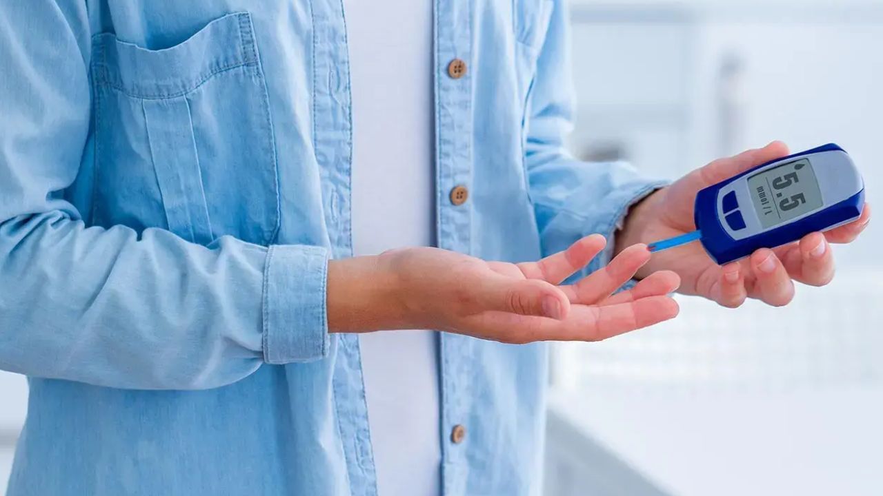 ડાયાબિટીસમાં ફાયદાકારક : જો તમે ડાયાબિટીસ અને હાઈ બ્લડ પ્રેશરથી પીડિત છો, તો આયુર્વેદમાં કેસૂડાના પાનથી તેનો ઈલાજ શક્ય છે. કેસૂડાના પાન કફ અને પિત્તને પણ ઘટાડે છે.(ફોટો ક્રેડિટ- સોશિયલ મીડિયા)