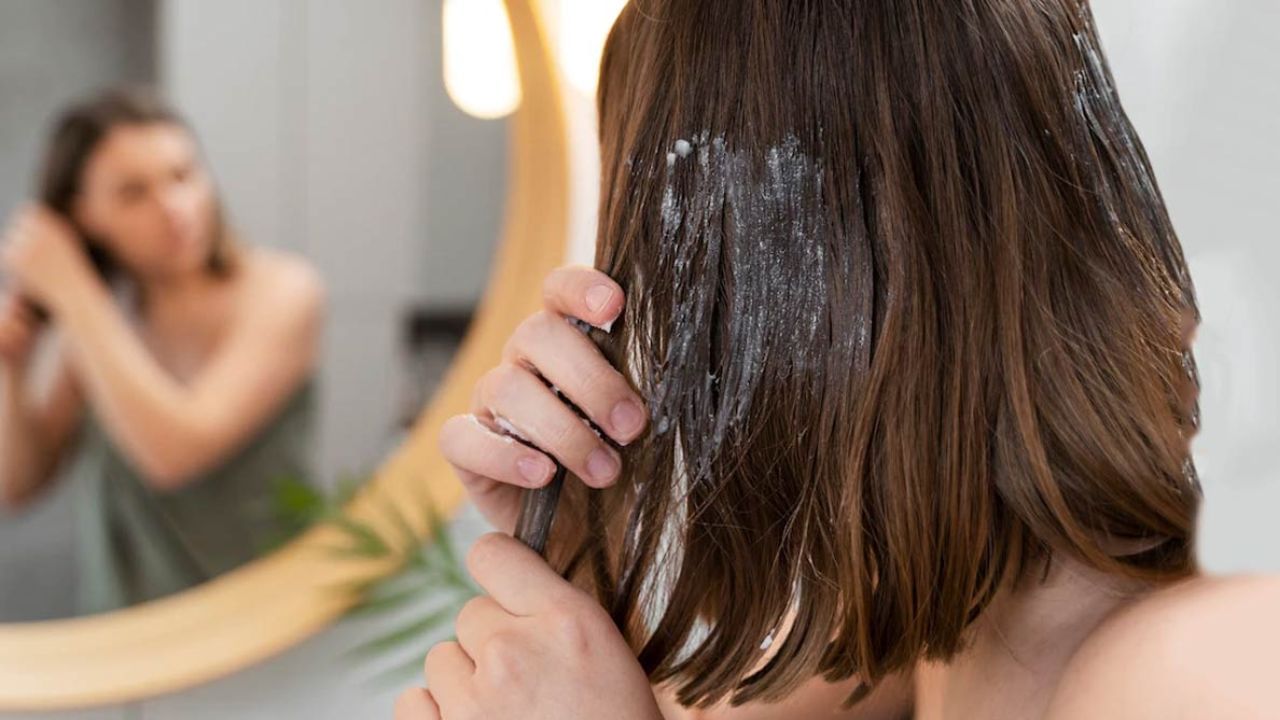 વાળ માટે ફાયદાકારક : વાળ માટે પણ કેસૂડાના ફુલના ફાયદા જોઈ શકાય છે. એક સંશોધન અનુસાર,  કેસૂડાના ફૂલમાં એન્ટીઓક્સીડેન્ટ ગુણ હોય છે, જે વાળના ફોલિકલ્સમાં હાજર ફ્રી રેડિકલને દૂર કરીને વાળ ખરતા અટકાવે છે. જેનાથી વાળ ખરવાની સમસ્યાને ઘણી હદ સુધી ઓછી કરી શકાય છે . (ફોટો ક્રેડિટ- સોશિયલ મીડિયા)