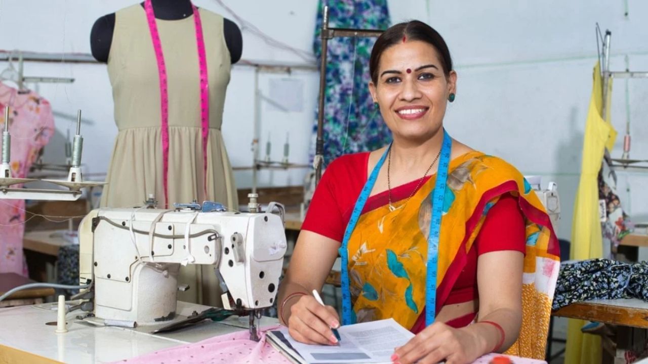 નરેન્દ્ર મોદી સરકારની લખપતિ દીદી યોજના વાસ્તવમાં કૌશલ્ય વિકાસ તાલીમ કાર્યક્રમ છે. ખાસ કરીને મહિલાઓ માટે રજૂ કરવામાં આવેલી આ યોજનામાં સરકાર મહિલાઓને કૌશલ્ય પ્રશિક્ષણ આપીને સ્વરોજગાર માટે લાયક બનાવે છે, જેથી તેમની આર્થિક સ્થિતિમાં સુધારો થાય. યોજના હેઠળ, મહિલાઓને વિવિધ ક્ષેત્રોમાં વ્યાવસાયિક ટ્રેનર્સ દ્વારા તાલીમ આપવામાં આવે છે, જે સ્વ-સહાય જૂથો દ્વારા હાથ ધરવામાં આવે છે. (ફોટો ક્રેડિટ-સોશિયલ મીડિયા)