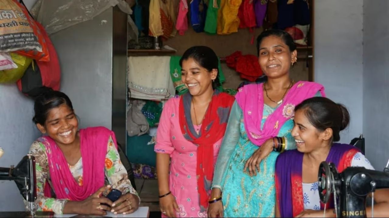 લખપતિ દીદી યોજનામાં, તમને વ્યવસાય શરૂ કરવા માટે તાલીમ અને માર્ગદર્શન આપવામાં આવે છે. ધંધો શરૂ કરવાથી માંડીને બજાર સુધી પહોંચવા માટે મદદ પૂરી પાડવામાં આવે છે. લખપતિ દીદી યોજના હેઠળ, વ્યવસાય શરૂ કરવા માટે વ્યાજ મુક્ત લોન આપવામાં આવે છે. ઓછા ખર્ચે વીમા સુવિધા માટેની જોગવાઈ પણ કરવામાં આવી છે. મહિલાઓને કમાણી સાથે બચત કરવા માટે પ્રોત્સાહિત કરવામાં આવે છે. (ફોટો ક્રેડિટ-સોશિયલ મીડિયા)