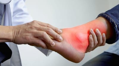 યુરિક એસિડમાં વધારો એ આજકાલ સામાન્ય સમસ્યાઓમાંની એક બની રહી છે. વાસ્તવમાં આ ખરાબ ચયાપચયને લગતી બીમારી છે જેમાં શરીર પ્યુરિનને પચાવવામાં અસમર્થ હોય છે અને તે હાડકામાં જમા થવા લાગે છે. તે હાથ, પગ અને કાંડાની આસપાસ જમા થાય છે અને પછી ગાઉટની સમસ્યાનું કારણ બને છે. 