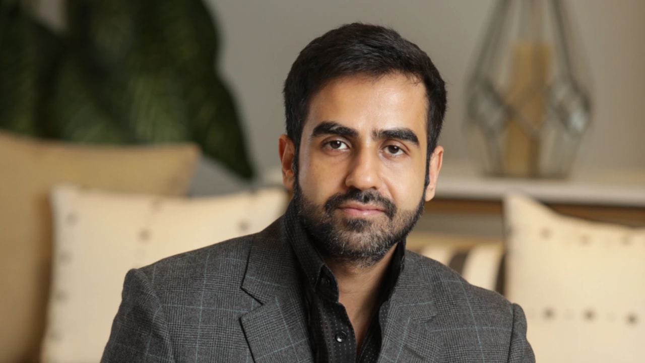 વર્ષ 2010માં નિખિલે તેના ભાઈ નીતિન કામથ સાથે મળીને ઝીરોધાની શરૂઆત કરી હતી. ઝીરોધા સાથે, તેમણે ગૃહ, હેજ ફંડ ટ્રુ બીકન પણ શરૂ કર્યું. મની મેનેજમેન્ટ કંપની સાથે મળીને તેણે ફિનટેક ઇન્ક્યુબેટર રેઈનમેટર અને રેઈનમેટર ફાઉન્ડેશન શરૂ કર્યું. ઝીરોધાએ તેનું ભાગ્ય બદલી નાખ્યું.