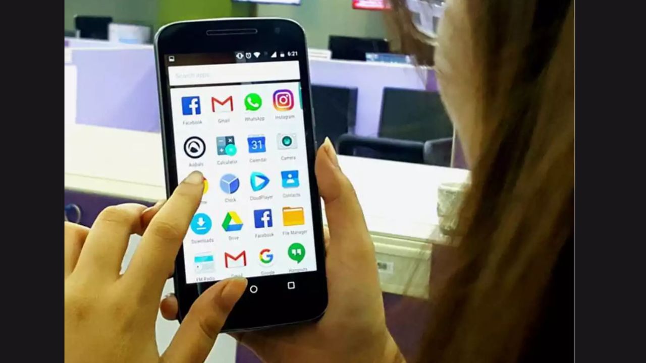 આ કર્યા પછી, તમારા ફોનમાંથી બિનઉપયોગી એપ્સ અને ફાઇલોને કાઢી નાખો. આમાં તે એપ્સનો સમાવેશ થાય છે જે લાંબા સમયથી ઉપયોગમાં લેવાતી નથી અને માત્ર સ્ટોરેજ ખાઈ રહી છે. ફોનમાં બાય ડિફોલ્ટ આવતી નકામી એપ્સને પણ દૂર કરો. આ કર્યા પછી, ફોનના સ્ટોરેજ વિકલ્પ પર જાઓ, અહીં અલગ-અલગ કેટેગરીમાં મળેલી વણજોઈતી ફાઇલો, ગીતો અને વીડિયો જેવી વસ્તુઓને ડિલીટ કરો. આમ કરવાથી તમારા ફોનમાં ઘણી જગ્યા બની જશે. ઘણી વખત લાંબા વીડિયો અને ફોટા ફોનમાં વધુ જગ્યા લે છે.(ફોટો ક્રેડિટ- સોશિયલ મીડિયા)