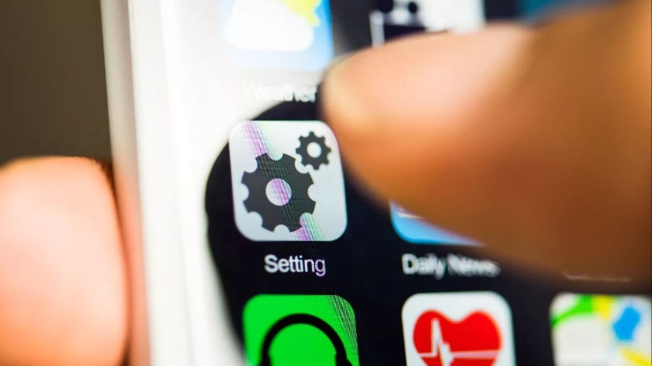 જો તમે ઇન્સ્ટાગ્રામનો ઘણો ઉપયોગ કરો છો અને સતત ફોટો અને વીડિયો અપલોડ કરતા રહો છો, તો સેટિંગ્સ વિકલ્પ પર જાઓ. આ પછી જો સ્ટોરી ઓટો ડાઉનલોડ ફીચર ચાલુ હોય તો તેને બંધ કરી દો. ખરેખર, તમે ઇન્સ્ટાગ્રામ પર જે પણ અપલોડ કરો છો તે તમારી ગેલેરીમાં સાચવવામાં આવે છે. આ કારણે આ ડેટા બે જગ્યાએ જગ્યા ખાય છે.(ફોટો ક્રેડિટ- સોશિયલ મીડિયા)