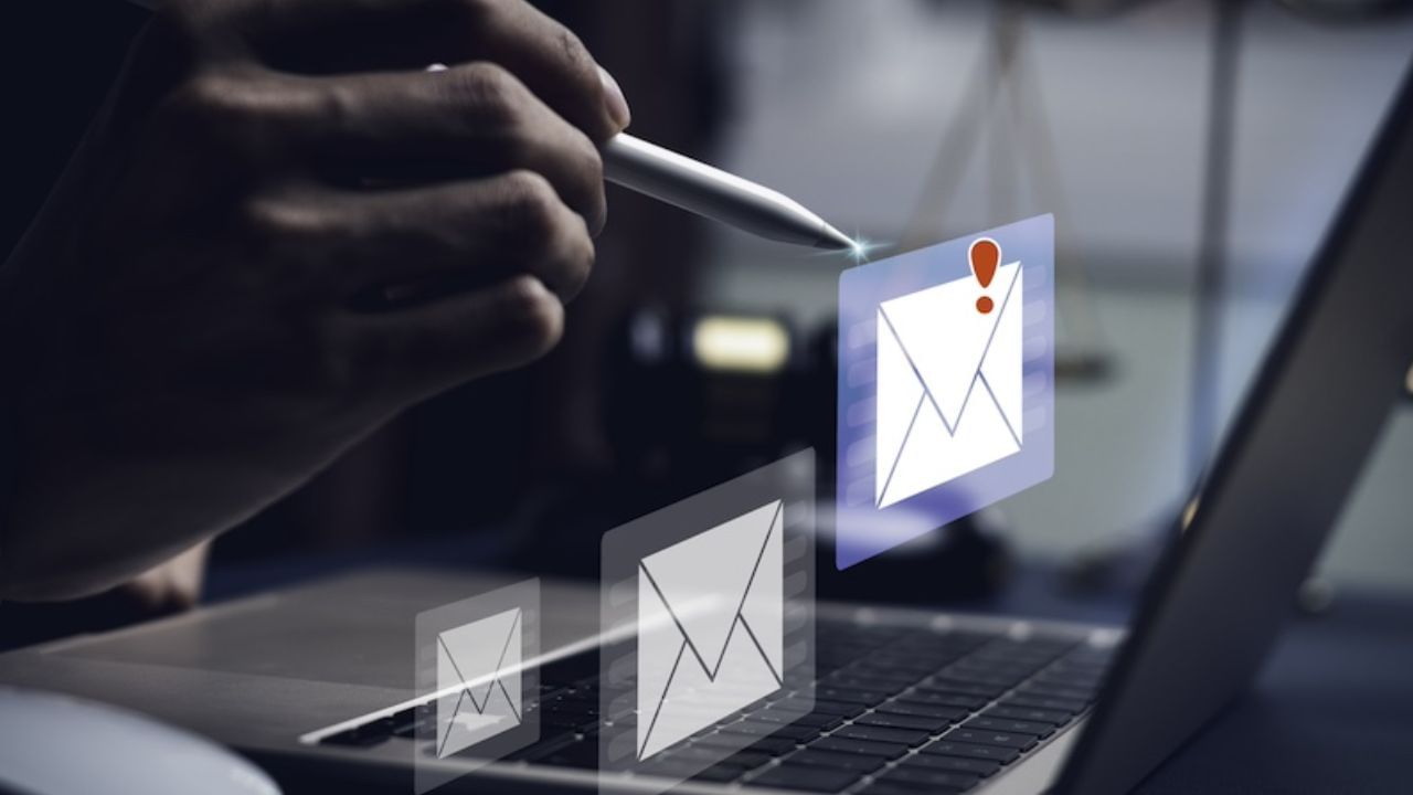 તમારો ઈમેલ વિભાગ ખોલો અને તેને સાફ કરો. આ સિવાય, જો તમે ઇચ્છો તો, તમે ઇ-કોમર્સ પ્લેટફોર્મની વેબસાઇટ્સનો ઉપયોગ તેમની એપ્લિકેશનને બદલે કરી શકો છો. તેનાથી તમારા ફોનમાં ઘણી જગ્યા બચશે, અલગ-અલગ ઈ-કોમર્સ એપ્સ ફોનમાં જગ્યા નહીં લે.(ફોટો ક્રેડિટ- સોશિયલ મીડિયા)