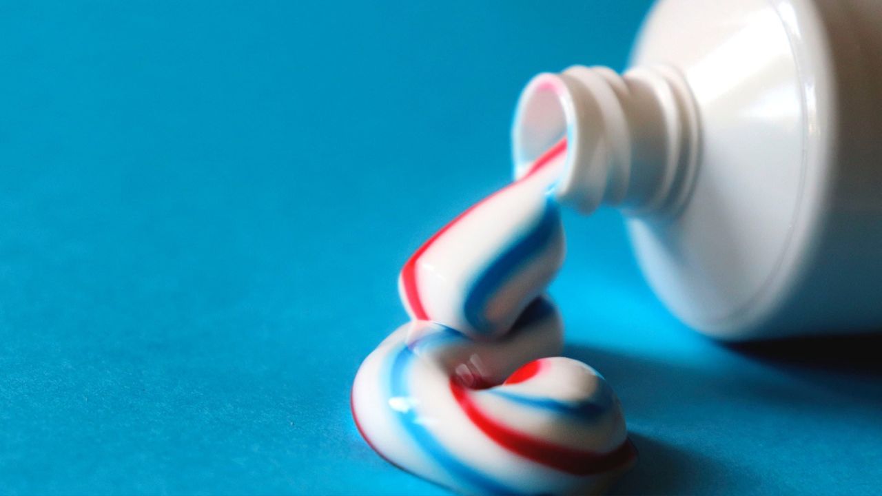 2. Use of toothpaste and dish wash : You can use toothpaste and dish wash to remove stains.  Wherever there is a stain on the floor, first spray vinegar on it and then leave it with dish wash.  Now apply toothpaste there and scrub the floor with the help of a brush.  The stain will go away.