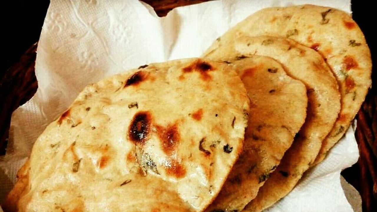 પરંતુ તમને જાણીને નવાઈ લાગશે કે તાજી રોટલી કરતા વાસી રોટલી વધુ ફાયદાકારક છે. સ્વાસ્થ્યની દ્રષ્ટિએ તે ખૂબ જ ફાયદાકારક માનવામાં આવે છે. જો તેને યોગ્ય રીતે ખાવામાં આવે તો તે સ્વાસ્થ્ય માટે ખૂબ જ ફાયદાકારક સાબિત થઈ શકે છે. તો ચાલો જાણીએ કે વાસી રોટલી આપણા સ્વાસ્થ્ય માટે કેવી રીતે ફાયદાકારક હોઈ શકે છે. આ સિવાય અમે તમને એ પણ જણાવીશું કે કેટલા સમય પહેલા પકવેલી રોટલી ખાવી જોઈએ.
