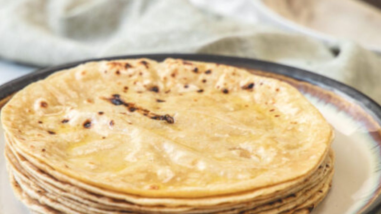 તમે કેટલી વાસી રોટલી ખાઈ શકો છો? : તાજી રોટલી કરતાં વાસી રોટલીમાં વધુ પોષક તત્વો હોય છે. જ્યારે રોટલી 10 થી 12 કલાક સુધી રહે છે, ત્યારે તેમાં RS એટલે કે રેજિસ્ટેંસ સ્ટાર્ચ વધે છે. આ સ્ટાર્ચ આપણા સ્વાસ્થ્ય માટે ખૂબ જ ફાયદાકારક છે. તમે 10 થી 12 કલાક પહેલા બનાવેલી રોટલીને તમારા આહારમાં કોઈપણ સંકોચ વગર સામેલ કરી શકો છો.
