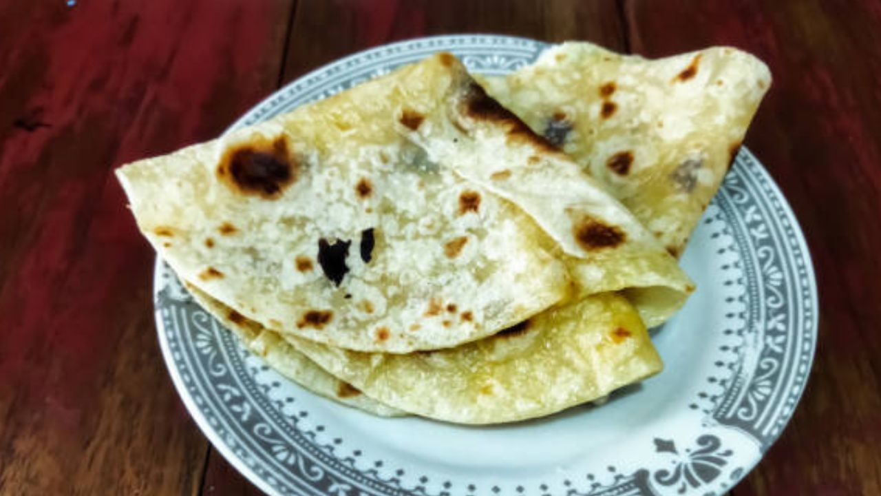 રેજિસ્ટેંસ સ્ટાર્ચ શું છે? : Web MDના અહેવાલ મુજબ રેજિસ્ટેંસ સ્ટાર્ચ એક પ્રકારનું પોષક તત્વ છે જે તમારા શરીરના પાચન, વજન ઘટાડવા, રોગ નિવારણ અને અન્ય કાર્યો માટે મદદરૂપ છે. તે તંદુરસ્ત લાઈફસ્ટાઈલનો ભાગ હોઈ શકે છે - જેમાં હેલ્ધી ડાયટ, કસરત અને ઊંઘનો સમાવેશ થાય છે.
