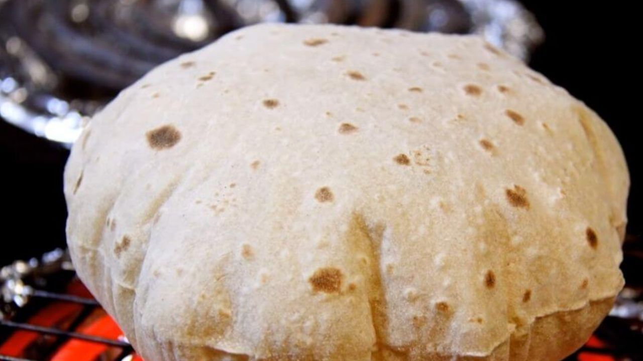 વાસી રોટલી કોણે ખાવી જોઈએ? : જે લોકો ડાયાબિટીસથી પીડિત છે, તેમણે તેમના આહારમાં વાસી રોટલીનો સમાવેશ કરવો જોઈએ. ડાયાબિટીસના દર્દીઓ માટે રેજિસ્ટેંસ સ્ટાર્ચ ખૂબ જ મહત્વપૂર્ણ છે. આ શરીરમાં ઇન્સ્યુલિન સ્પાઇકને મંજૂરી આપતું નથી.
