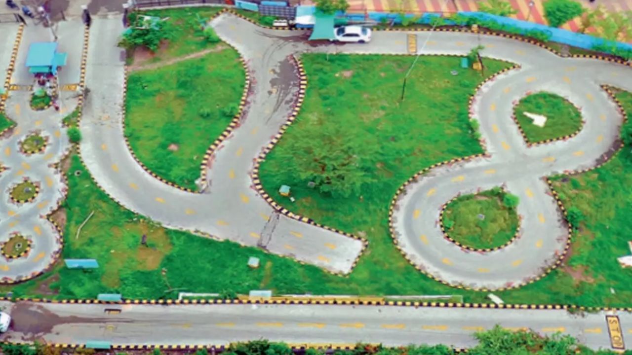 ખાસ કરીને જે લોકોના કાચા લાયસન્સની સમય મર્યાદા પુરી થઈ છે તે લોકો લાયસન્સ રિન્યુ માટે ધક્કા ખાઈ રહ્યા છે જો કે આરટીઓ વિભાગ દ્વારા એક્સપાયર થયેલા કાચા લાયસન્સ રિન્યુ કરી આપવા માટે કોઈ જાહેરાત કરાઈ નથી. 