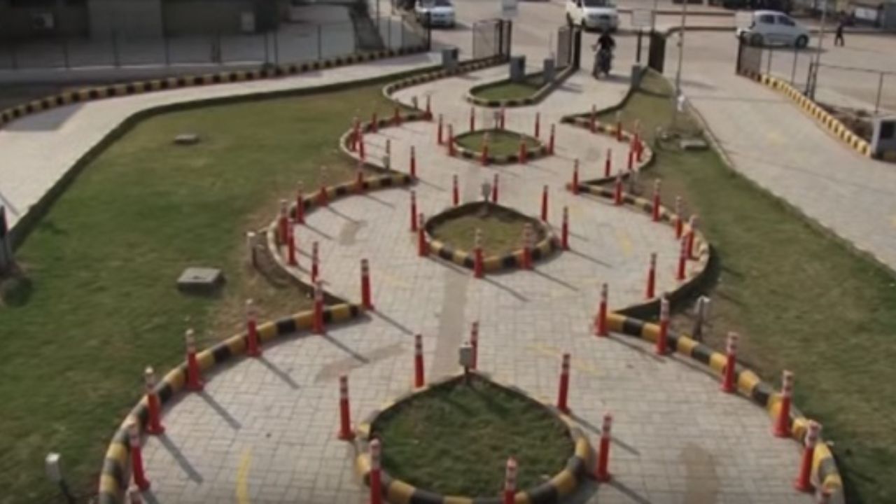 હાલમાં ઓટોમેટેડ ડ્રાઈવિંગ ટેસ્ટ ટ્રેક ધરાવતી તમામ કચેરીઓ ખાતે ડ્રાઈવિંગ લાયસન્સ ટેસ્ટની સેવાઓ ખોરવાઈ છે. તમામ અરજદારોની ટેસ્ટ એપોઈન્ટમેન્ટ અન્ય દિવસ માટે આયોજિત કરાઈ છે.