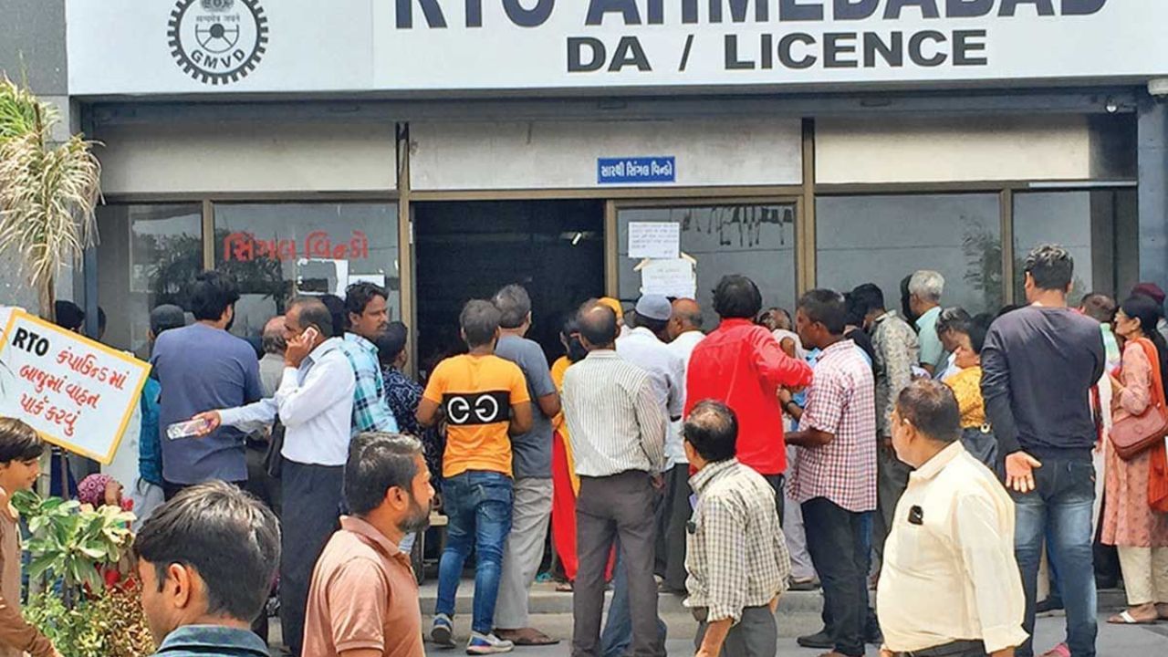 વાહનચાલકો માટે લાયસન્સ મેળવવુ ચક્રવ્યુહ ભેદવા જેટલુ કઠિન છે. જો તમે પાકા લાયસન્સ માટે અમદાવાદ આરટીઓમાં આવતીકાલે (20 માર્ચે) ટેસ્ટ આપવા જવાના હો તો એ આયોજન માંડી વાળજો. નવેસરથી એપોઈનમેન્ટ લેવી પડશે