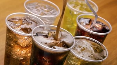 સ્વાસ્થ્યના દૃષ્ટિકોણથી તમારે સોડા પીણાંને બદલે તમારી દિનચર્યામાં આ આરોગ્યપ્રદ પીણાંનો સમાવેશ કરવો જોઈએ. આજે અમે તમને જે ડ્રિંક્સ વિશે જણાવી રહ્યા છીએ તે પીવાથી તમે માત્ર તાજગી અનુભવશો જ પરંતુ તમારી રોગપ્રતિકારક શક્તિ પણ મજબૂત થશે.