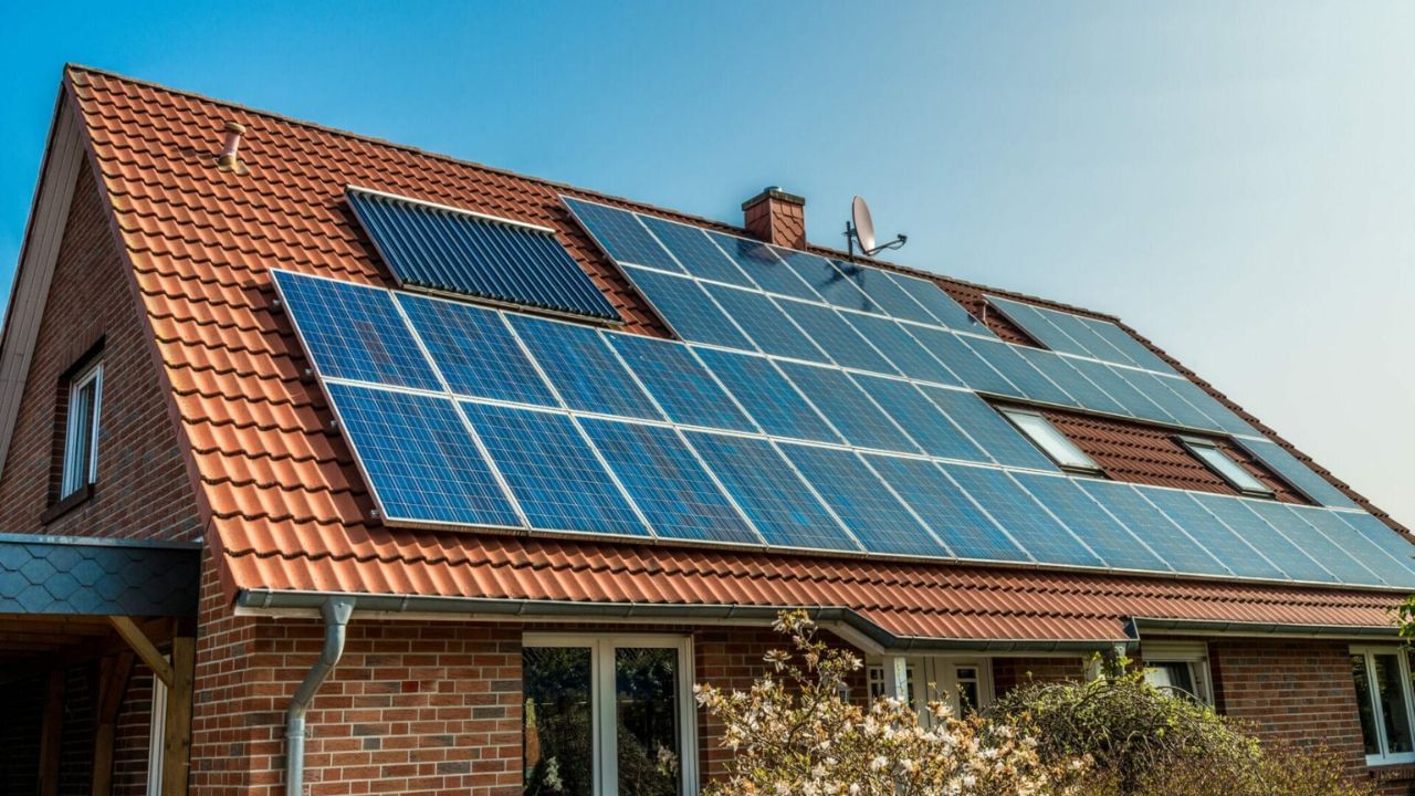 આ સોલાર પેનલ યોજના હેઠળ એક કરોડ પરિવારોને દર મહિને 300 યુનિટ મફત વીજળી આપવાની યોજના છે. ત્યારે લોકોના મનમાં પ્રશ્ન એ છે કે સોલાર પેનલથી એક દિવસમાં કેટલી વીજળી ઉત્પન્ન થાય છે.