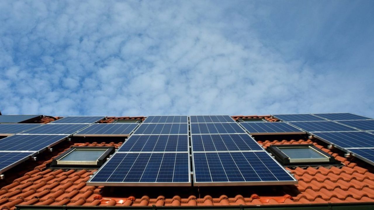 કેન્દ્ર સરકાર દ્વારા તાજેતરમાં PM સૂર્ય ઘર યોજના શરૂ કરવામાં આવી છે, જેમાં એક કરોડ ઘરો પર રૂફટોપ સોલર પેનલ લગાવવામાં આવશે.