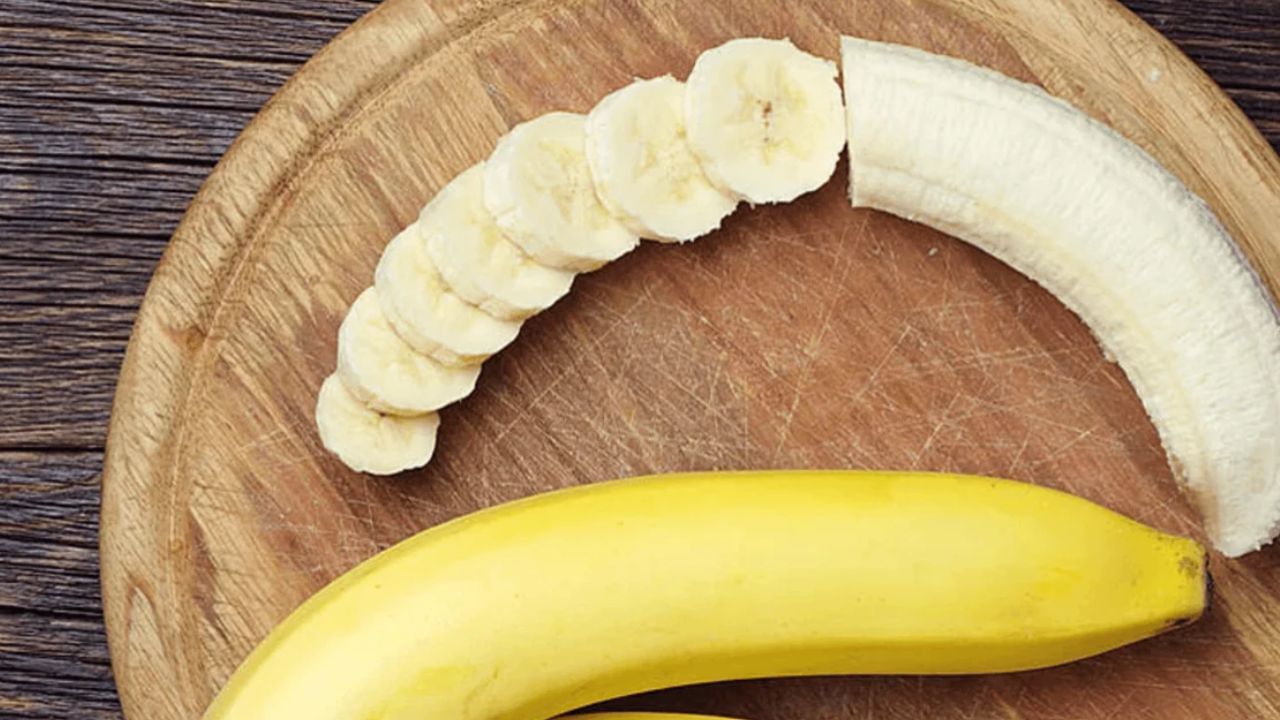 કબજિયાતમાં ફાયદાકારક : કેળાનું સેવન કબજિયાતના દર્દીઓ માટે જીવનરક્ષક સમાન છે. આનું સેવન કરવાથી કબજિયાતની સમસ્યામાં રાહત મળશે. આ માટે કેળા સાથે દૂધ પીવો. દરરોજ રાત્રે સૂતા પહેલા તેનું સેવન કરવાથી કબજિયાતમાં રાહત મળે છે.
