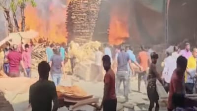 સુરતઃ કીમમાં લાકડાના ગોડાઉનમાં આગ લગતા દોડધામ મચી, જુઓ વીડિયો