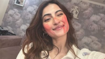 ટીવી એક્ટ્રેસ શ્વેતા તિવારીની દીકરી અને બોલિવૂડ એક્ટ્રેસ પલક તિવારીએ હોળીના અવસર પર સોશિયલ મીડિયા પર એક સેલ્ફી શેર કરી છે. આ તસવીરમાં તેમના ચહેરા પર હોળીનો લાલ રંગ લગાવવામાં આવ્યો છે. તેણે કેપ્શનમાં લખ્યું કે, તમને બધાને હોળીની શુભકામના.
