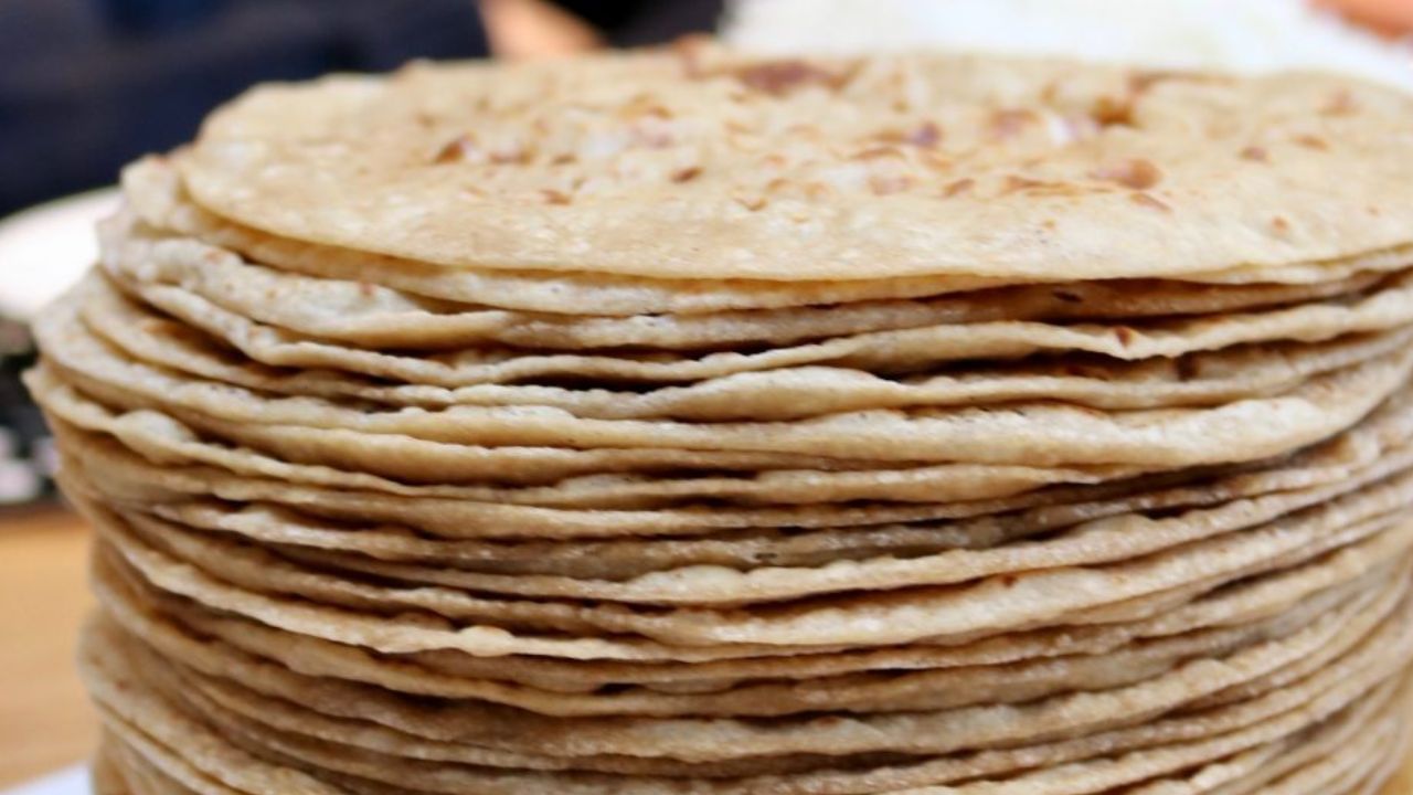 પેટની સમસ્યા : જે લોકોને પેટની સમસ્યા હોય તેમણે પણ વાસી રોટલી ખાવી જોઈએ. આને ખાવાથી ગેસ, કબજિયાત અને બ્લોટિંગ જેવી સમસ્યા નથી થતી. આ ઉપરાંત તે પાચનક્રિયાને પણ સુધારે છે.
(જાહેર ચેતવણી : આ લેખમાં આપવામાં આવેલી તમામ માહિતી, જાણકારીના હેતુ માટે લખવામાં આવી છે. સ્વાસ્થ્ય સંબંધિત કંઈપણ અનુસરતા પહેલા કૃપા કરીને નિષ્ણાતની સલાહ લો.)
