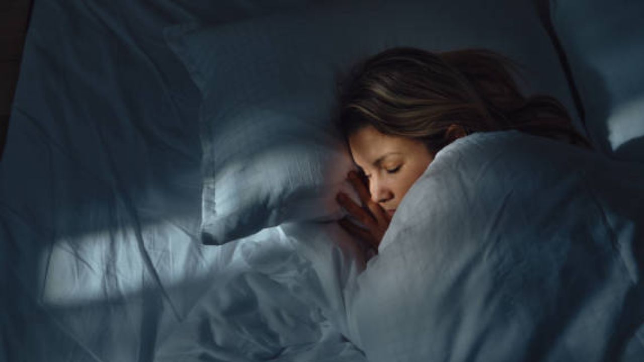 2. શું ઊંઘ તમારા મૂડને અસર કરે છે?-ઊંઘની ગુણવત્તા તમારા મૂડ અને ઊર્જાને વ્યાખ્યાયિત કરે છે. ઊંઘ દરેક માટે ખુબ જરુરી છે પણ મહિલાઓ માટે ઉંઘ તેમના હોર્મોન્સને સંતુલિત રાખવામાં મદદ કરે છે આથી વધારે મહત્વપૂર્ણ છે.