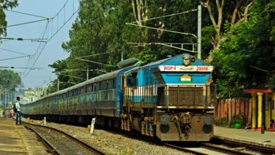 ઉત્તર પશ્ચિમ રેલવે રાજસ્થાનથી બે સમર સ્પેશિયલ ટ્રેનો શરૂ કરી રહી છે. ઉત્તર પશ્ચિમ રેલવે રાજસ્થાનથી બિહાર અને બેંગલુરુ માટે બે જોડી વિશેષ ટ્રેનો શરૂ કરવા જઈ રહી છે. એક સમર સ્પેશિયલ ટ્રેન છે બિકાનેર-દરભંગા-બીકાનેર (04707/04708) અને બીજી છે ભગત કી કોઠી (જોધપુર)-બેંગાલુરુ (04809/04810). ટ્રેન નંબર 04707, બિકાનેર-દરભંગા સમર સ્પેશિયલ ટ્રેન સેવા 14 એપ્રિલથી 21 એપ્રિલ (2 ટ્રીપ) સુધી ચાલશે. આ ટ્રેન બીકાનેરથી રવિવારે ઉપડશે અને સોમવારે દરભંગા પહોંચશે. પરત ફરતી વખતે નંબર 04708, દરભંગા-બીકાનેર સ્પેશિયલ ટ્રેન સેવા 15 એપ્રિલથી 22 એપ્રિલ (2 ટ્રીપ) દરભંગાથી સોમવારે 23.30 કલાકે ઉપડશે અને બુધવારે 8.40 કલાકે બિકાનેર પહોંચશે.