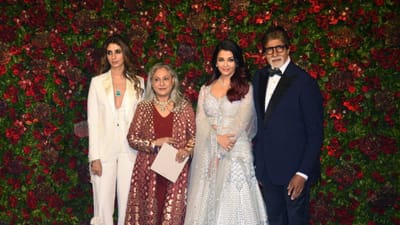   બોલિવુડ અભિનેત્રી એશ્વર્યા રાય અને અભિષેક બચ્ચનના સંબંધો વિશે દુનિયાભરના લોકો ગમે તે વાત કરે પરંતુ બંન્ને તેને નજરઅંદાજ કરી દે છે. તેના વિશે બોલનારાઓની બોલતી પણ બંધ કરી દે છે. 20એપ્રિલના રોજ બંન્નેની 17મી વેડિંગ એનિવર્સરી હતી. આ દિવસે ચાહકો બંન્નેની એક ઝલક જોવા માટે ખુબ ઉત્સુક હતા. 