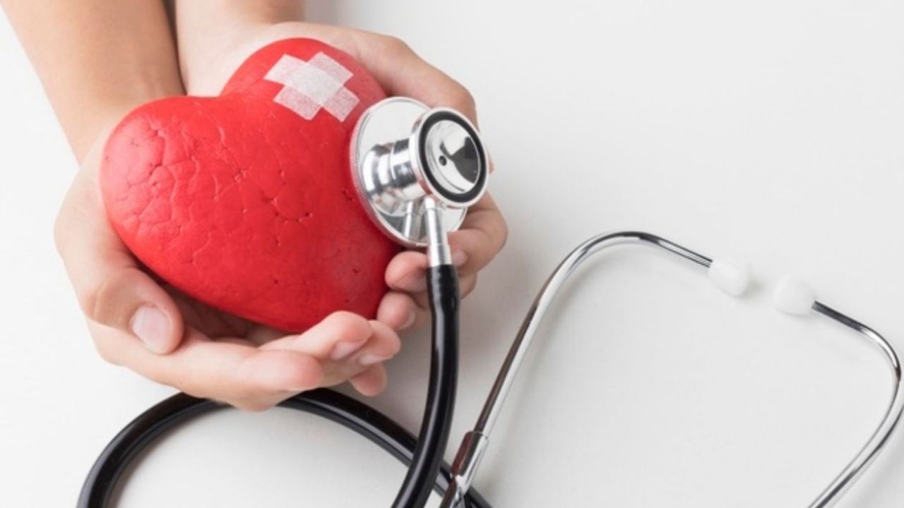 6. હૃદય માટે ફાયદાકારક : દૂધીનું સેવન કરવાથી હૃદયરોગનું જોખમ ઓછું થઈ શકે છે. હ્રદયને સ્વસ્થ રાખવામાં પણ બાટલીઓ ફાયદાકારક સાબિત થઈ શકે છે. અઠવાડીયામાં બે થી ત્રણ વખત દૂધીનો રસ પીવાથી હૃદય સ્વસ્થ રહે છે અને બ્લડપ્રેશર પણ નિયંત્રણમાં રહે છે.