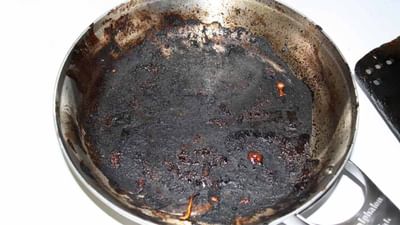 ભારતીય ઘરોમાં રસોડું ઘણું મહત્વનું છે. દરેક ભારતીય મહિલા હંમેશા પોતાના ઘરના રસોડાને ચમકદાર રાખવા માંગે છે, પરંતુ ઘણા પ્રયત્નો પછી પણ રસોડાના કેટલાક વાસણો જે જમાવાનું બનાવતા ક્યારેક બળી જાય છે અને ડાઘ પડી જાય છે. તે ડાઘ હટાવી શકાતા નથી. તે પછી ચાના વાસણ હોય કે પછી જમવાનું બનાવતા હોય તે કૂકર કે તપેલી સહિતના વાસણો હોય છે જેના પર કાળા કે કથ્થાઈ ડાઘ પડી ગયા હોય છે.